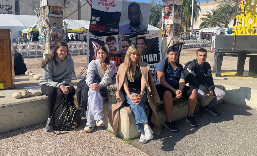 ביקור תלמידי רונסון בכיכר החטופים בתל אביב