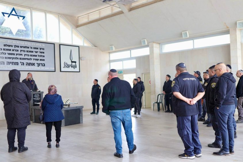 פקחי עיריית אשקלון בהלוויה. צילום: אלדד עובדיה