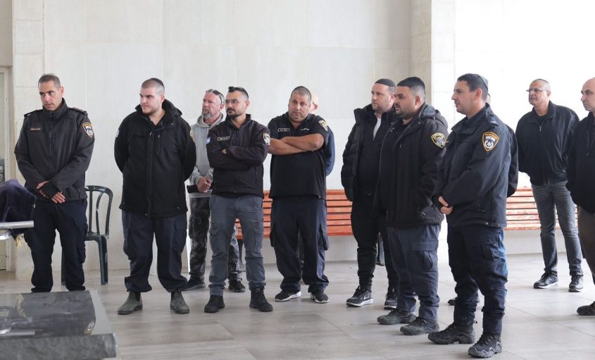 פקחי עיריית אשקלון בהלוויה. צילום: אלדד עובדיה
