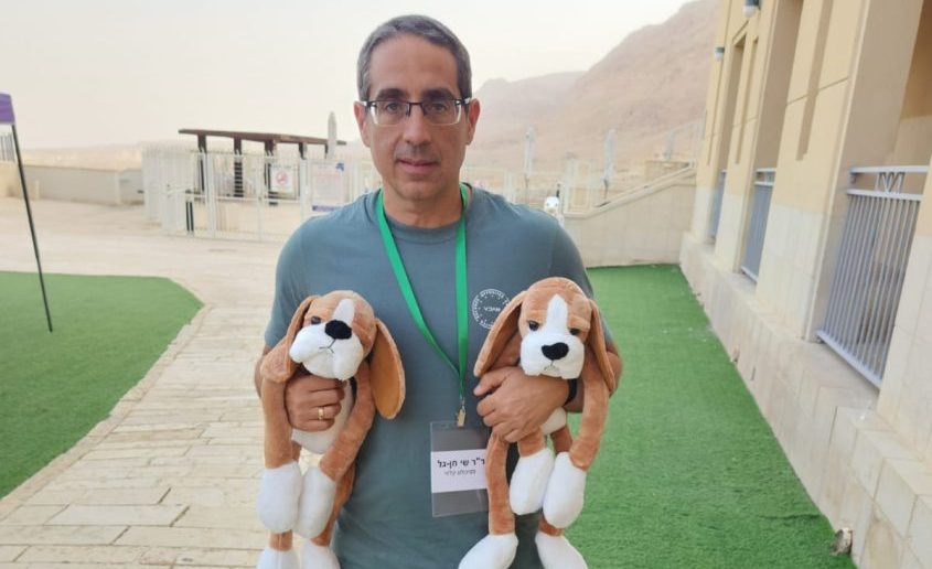 דר' שי חן גל עם בובת חיבוקי. צילום: ינאי יחיאל