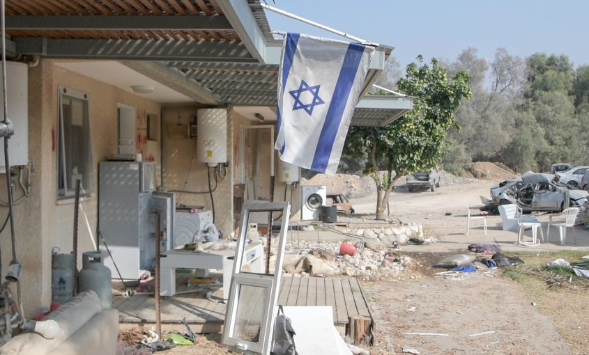 דגל ישראל על בית בכפר עזה. צילום: מעיין טואף/לע"מ
