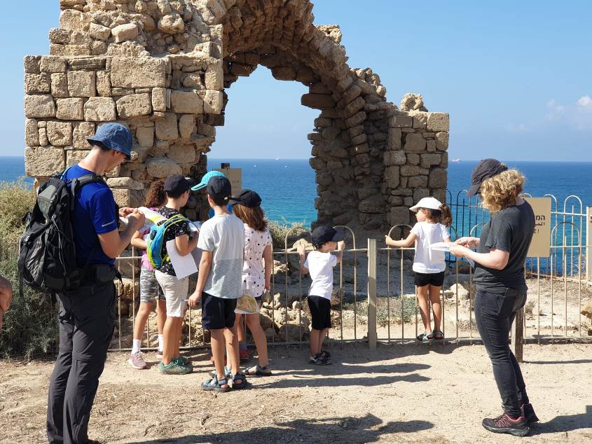 מטיילים בפעילות ניווט בגן לאומי אשקלון. צילום: לודמילה מטבייב, רט"ג