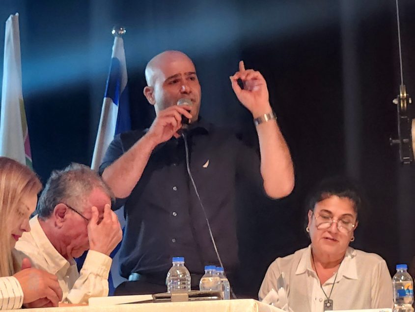 איתי סהר מותח ביקורת