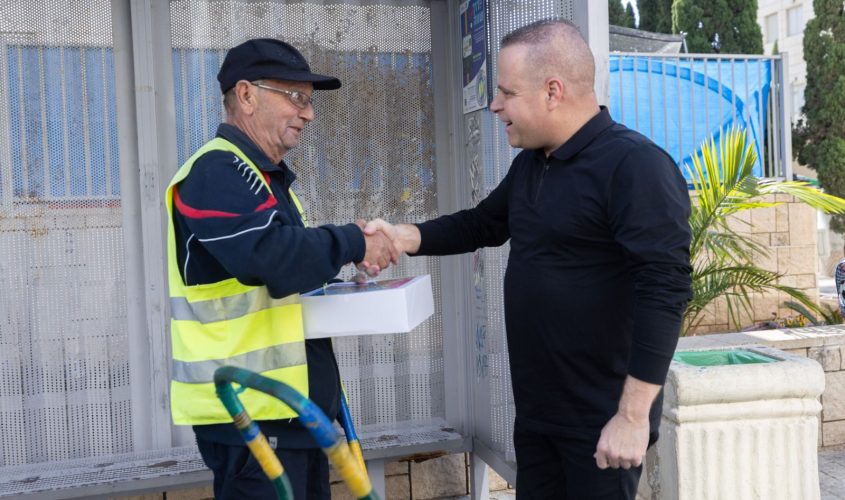 חלוקת משלוחי מנות. צילום: סיון מטודי