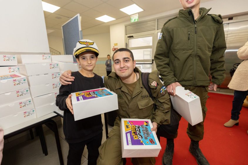 חלוקת משלוחי מנות. צילום: סיון מטודי