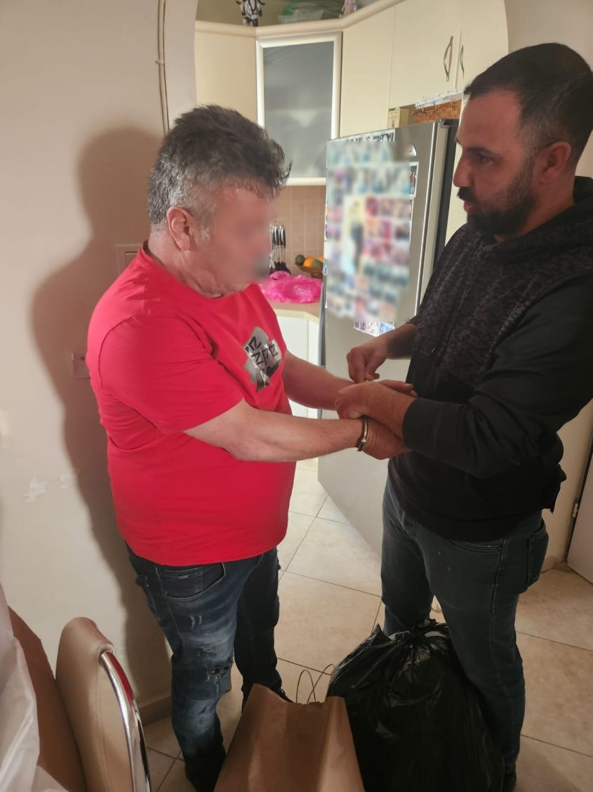 אלקזר מיכילאשוילי נעצר בביתו. צילום: דוברות משטרת ישראל