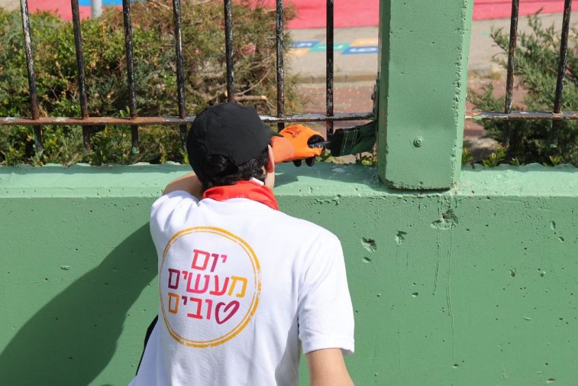 תלמידי אשקלון ביום המעשים הטובים. צילום: אלדד עובדיה