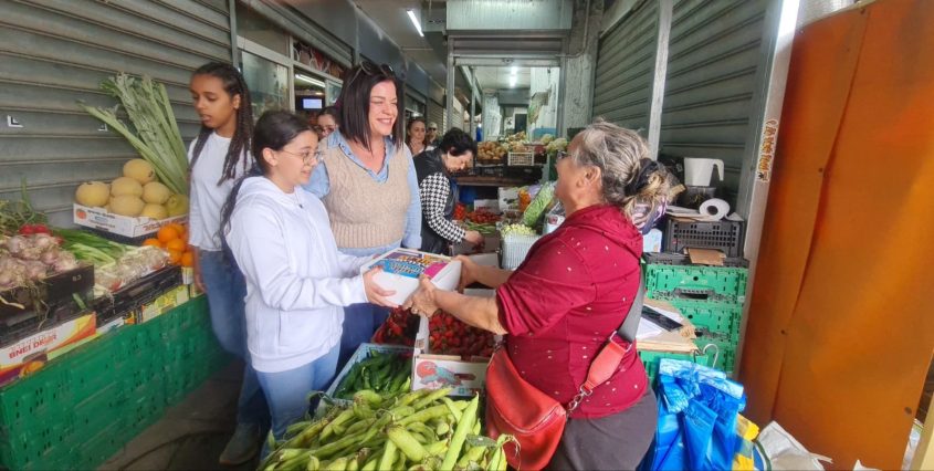 חלוקת משלוחי מנות. צילום: סיון מטודי