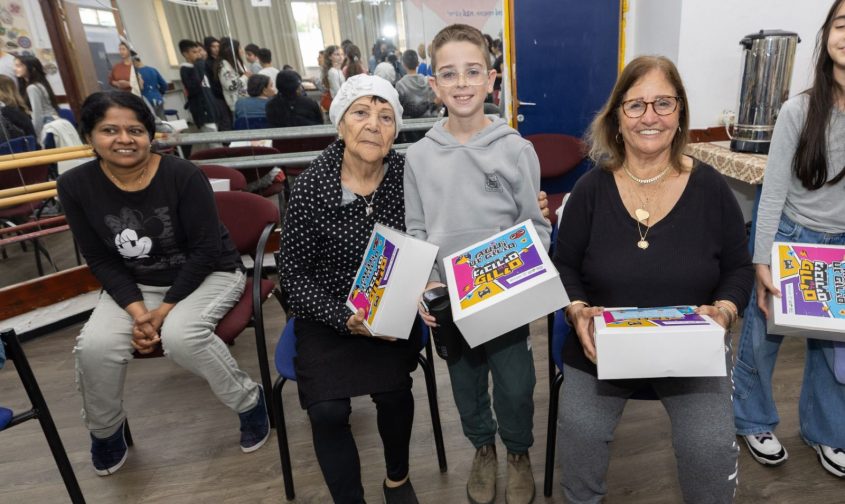 חלוקת משלוחי מנות. צילום: סיון מטודי
