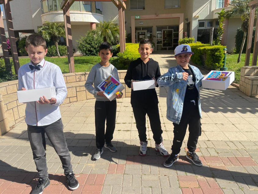 תלמידי פסגות מחלקים משלוחי מנות