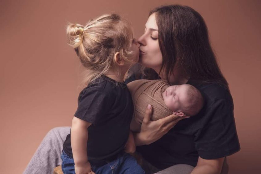 מיכל לובנוב עם ילדיה קאי וטום. צילום: ליבנת ברעם
