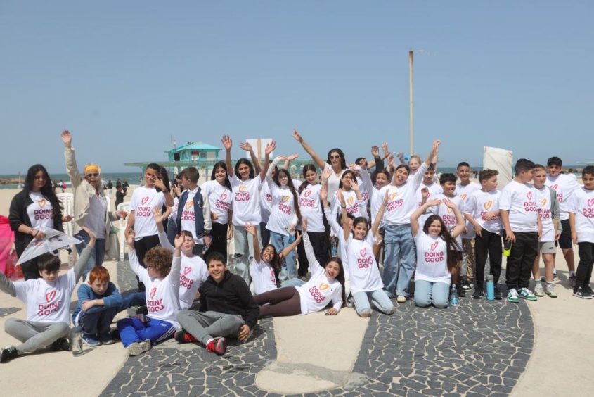 תלמידי אשקלון ביום המעשים הטובים. צילום: אלדד עובדיה