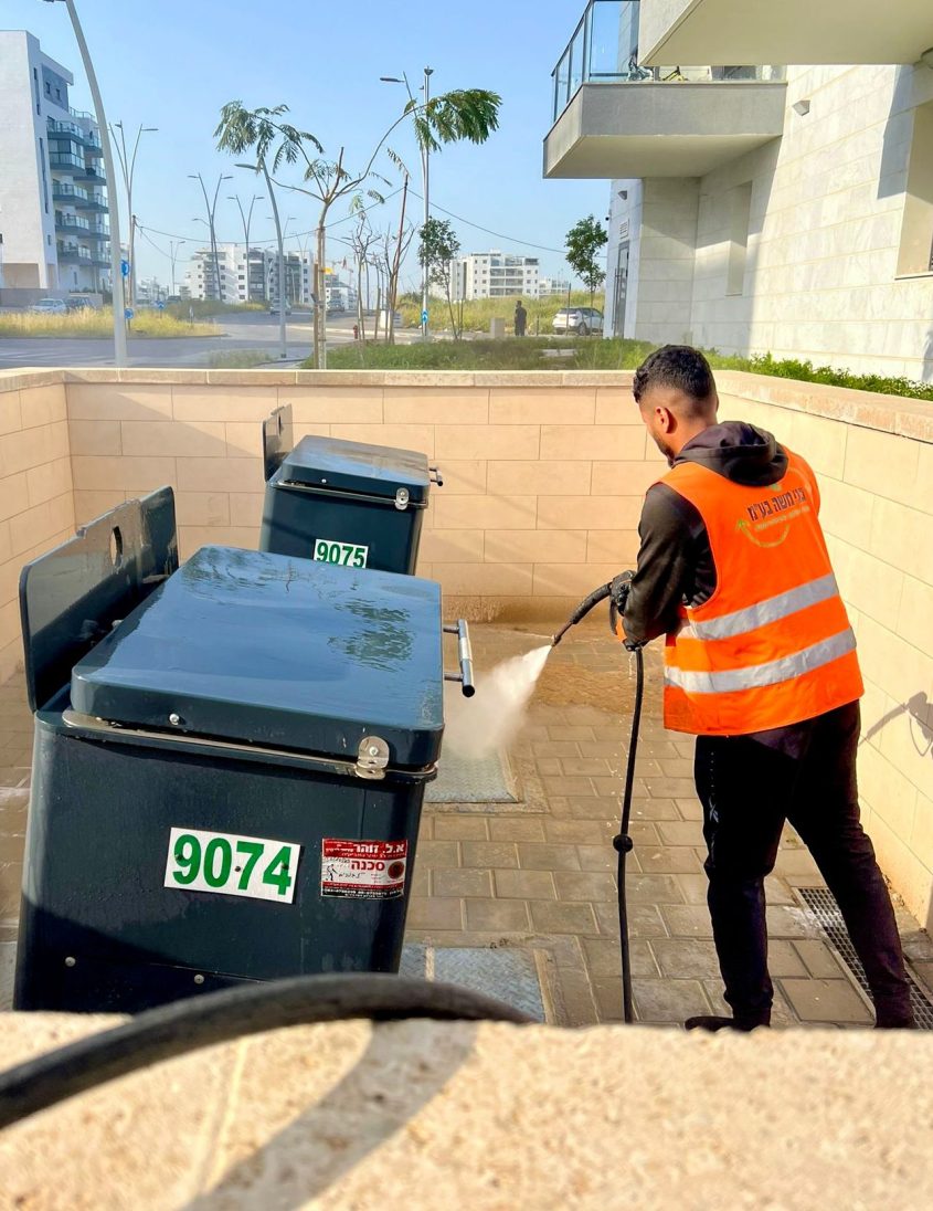 תוגברו עבודות הניקיון לקראת פסח. צילום: דוברות עיריית אשקלון