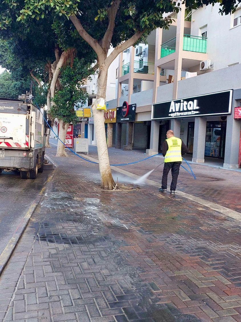 תוגברו עבודות הניקיון לקראת פסח. צילום: דוברות עיריית אשקלון