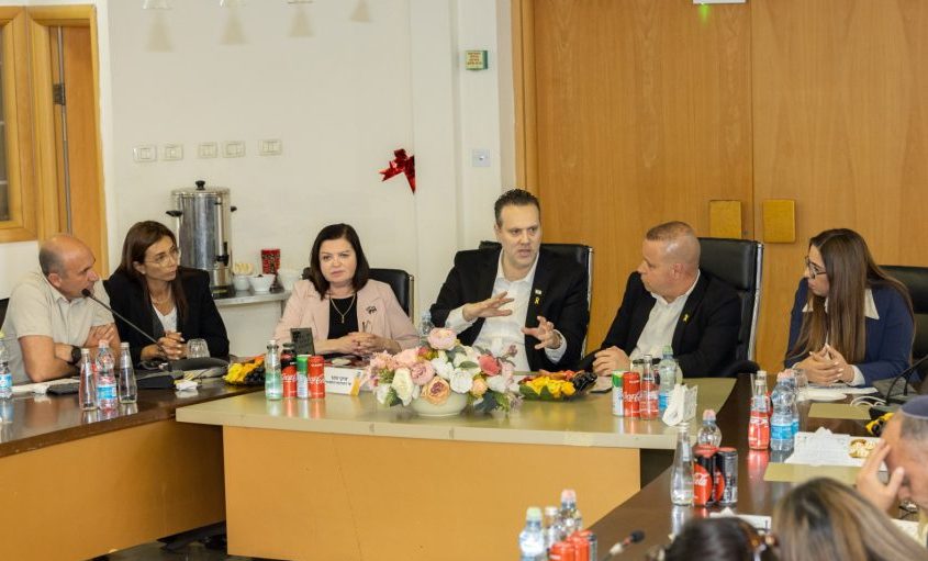 שר התרבות והספורט מיקי זוהר בפגישת עבודה בעיריית אשקלון. צילום: סיון מטודי