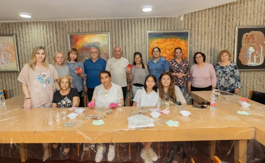 מפגש משפחות שכולות ליצירת כלניות מקרמיקה צילום: סיון מטודי