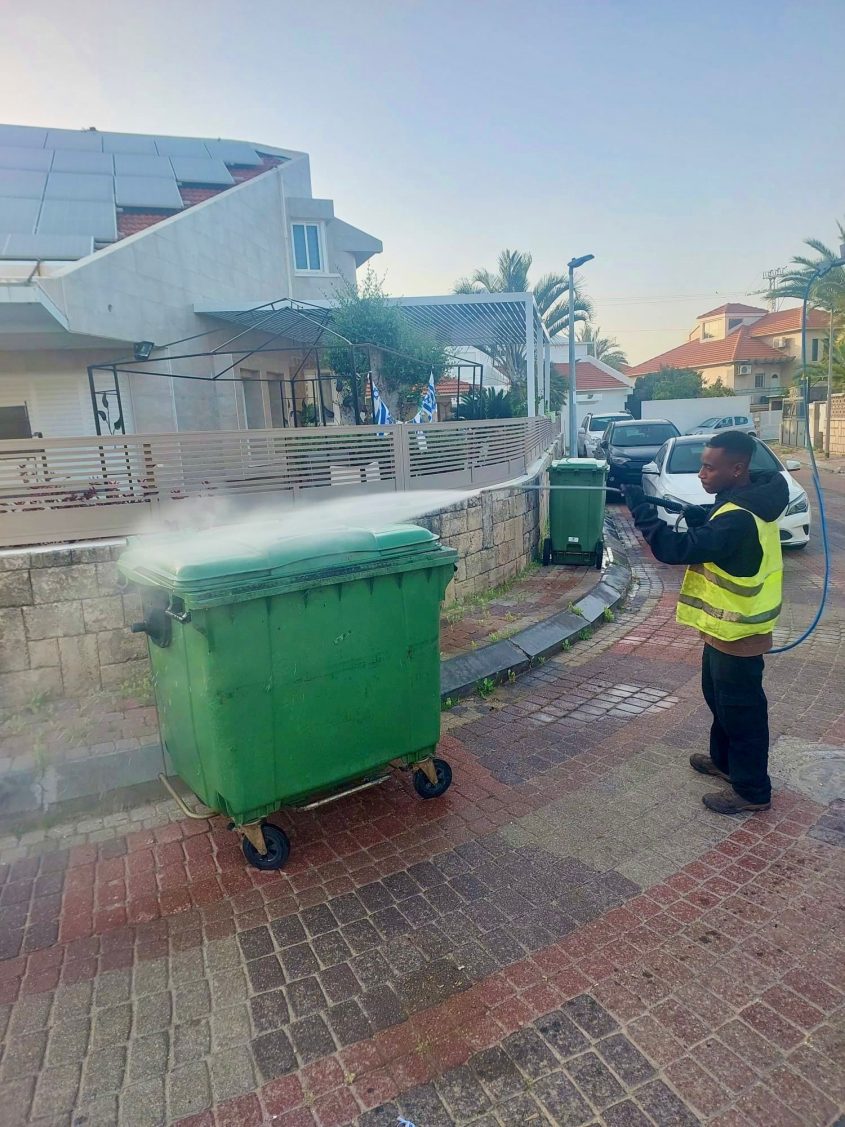 תוגברו עבודות הניקיון לקראת פסח. צילום: דוברות עיריית אשקלון