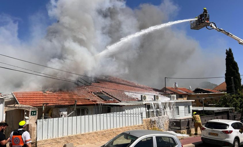 השריפה ברחוב זבולון. צילום: אלדד עובדיה, תיעוד מבצעי כבאות והצלה