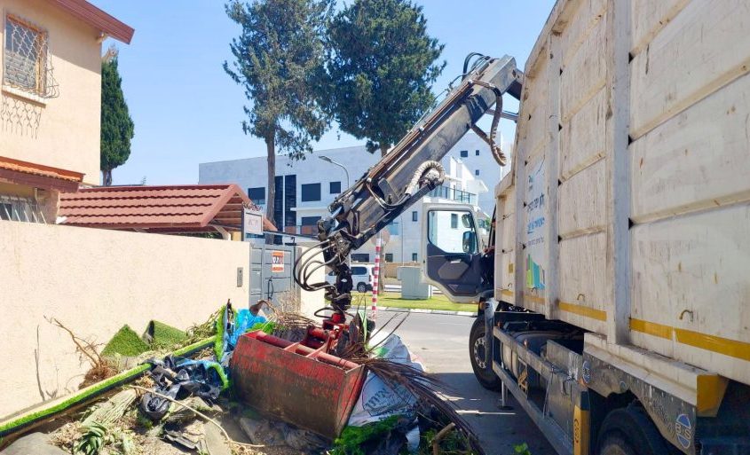 תוגברו עבודות הניקיון לקראת פסח. צילום: דוברות עיריית אשקלון