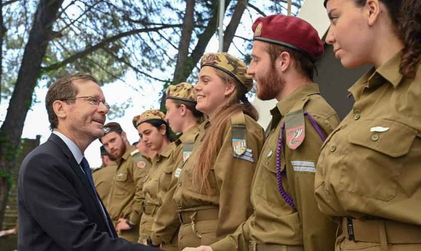 הנשיא יצחק הרצוג והמצטיינים. צילום: מעיין טואף/לע"מ