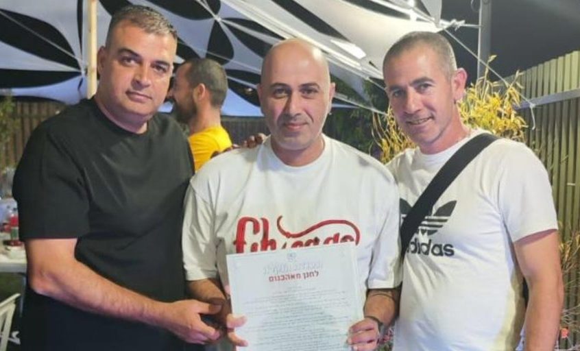 הענקת תעודת הערכה לחנן מאהכנום. צילום: דוברות עיריית אשקלון