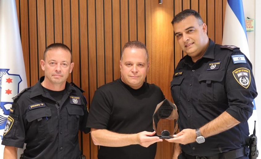 תומר גלאם עם מפקד המשטרה הנכנס והיוצא. צילום: אלדד עובדיה