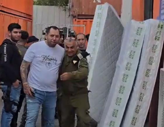 אולג ולקוחות ביום שישי. מתוך ערוץ הטיקטוק "אולג הובלות"
