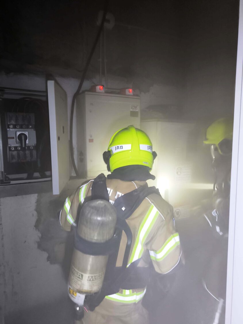 שריפה בחניון ברחוב בן צבי. צילום: כבאות והצלה - מחוז דרום