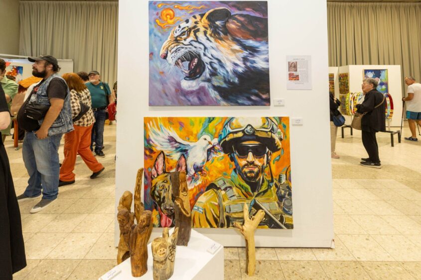 התערוכה 'בין הגוונים'. צילום: סיון מטודי