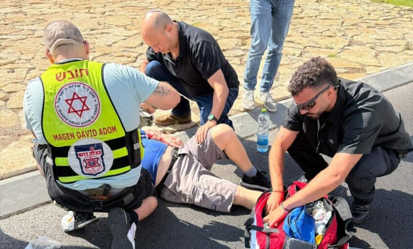 נפתלי בנט בזירת התאונה. צילום: שימוש לפי סעיף 27א'
