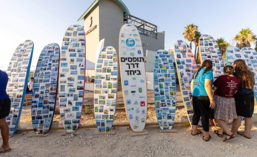 גלשנים בחוף אשקלון. צילום: סיון מטודי