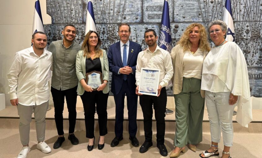 הצוות בראשות דפנה עמירה ביטון לצד הנשיא הרצוג