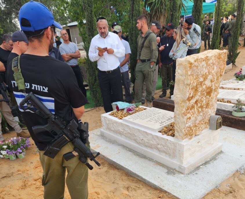 אזכרה על קברו של דני וובק ז"ל
