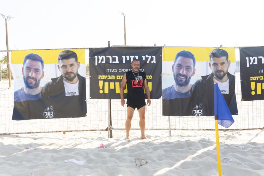 פיני בלילי למען החטופים. צילום: סיון מטודי