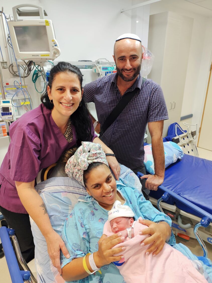 ההורים המאושרים והמיילדת. צילום: דוברות ברזילי
