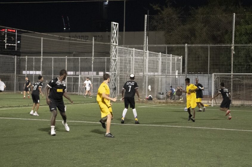 שחקני אשקלון זוכים בגביע. צילום: קרול כרמונה