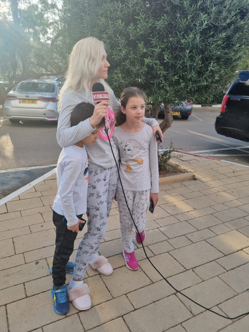 ניקולס, אמו ואחותו, בראיון לאחר נפילת הרקטה