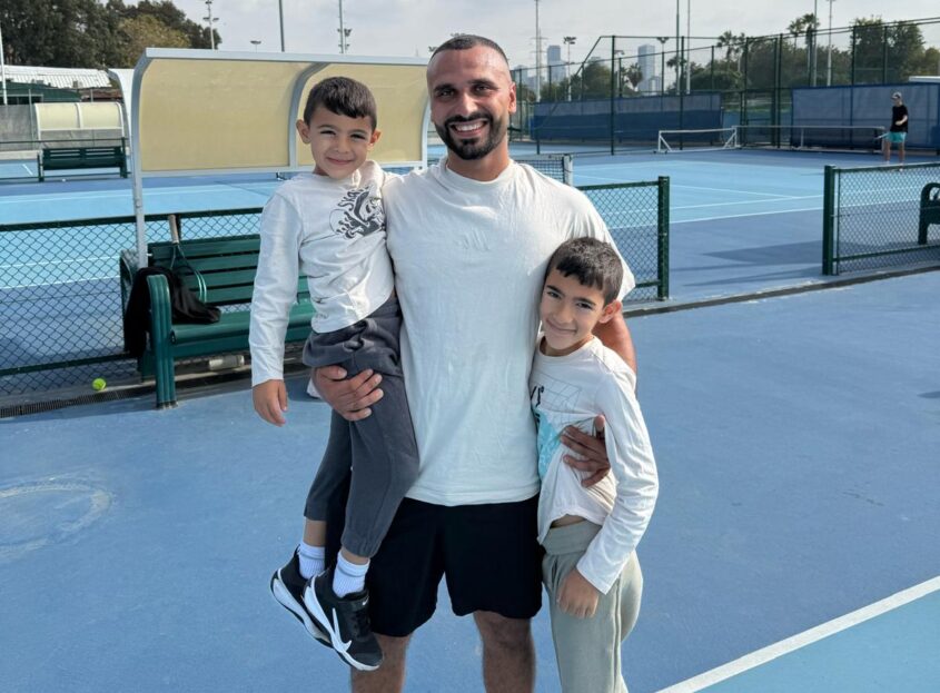 איציק גואטה יחד עם בניו ליעד ולביא במרכז הטניס והחינוך אשקלון