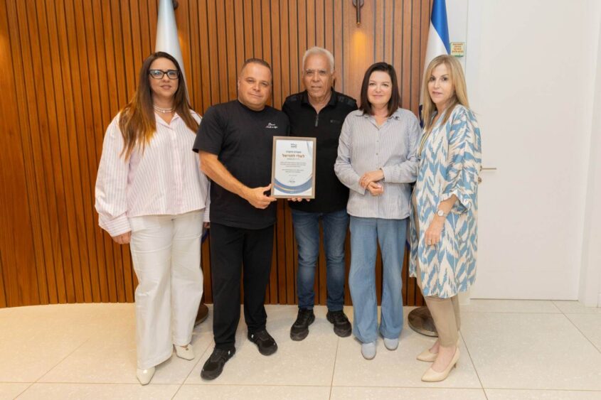 הענקת תעודת הוקרה לאלי לחזיאל. צילום: סיון מטודי