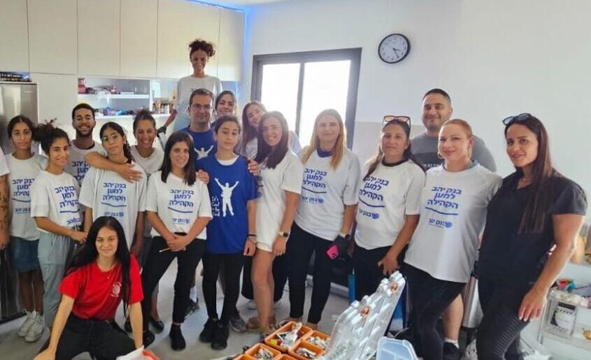 עובדי בנק יהב משפצים דירת חיילים. צילום: בנק יהב