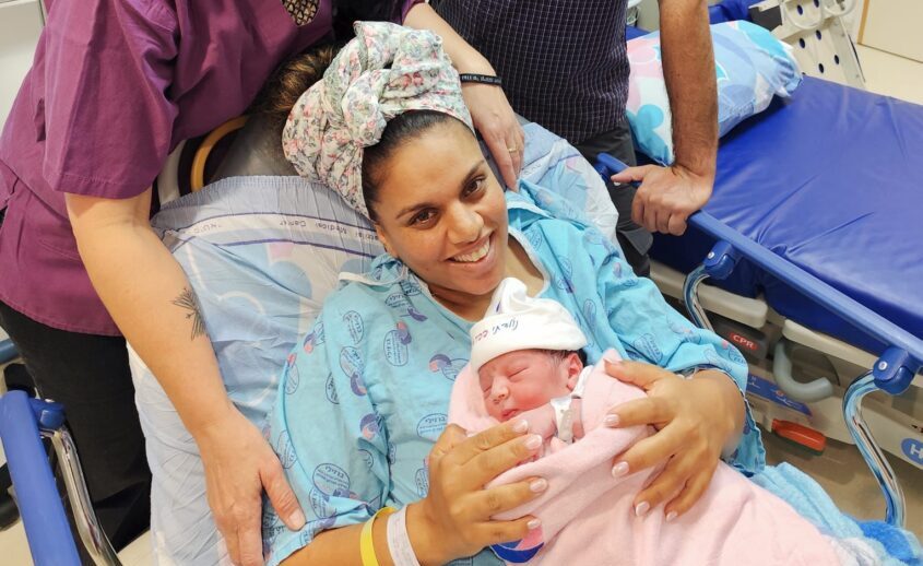 ההורים המאושרים והמיילדת. צילום: דוברות ברזילי