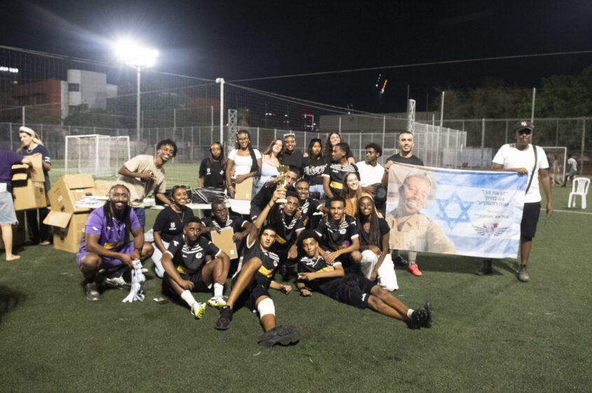 שחקני אשקלון זוכים בגביע. צילום: קרול כרמונה