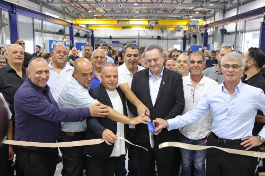 השר ישראל כ"ץ ורה"ע במפעל עשות. צילום: אלדד עובדיה