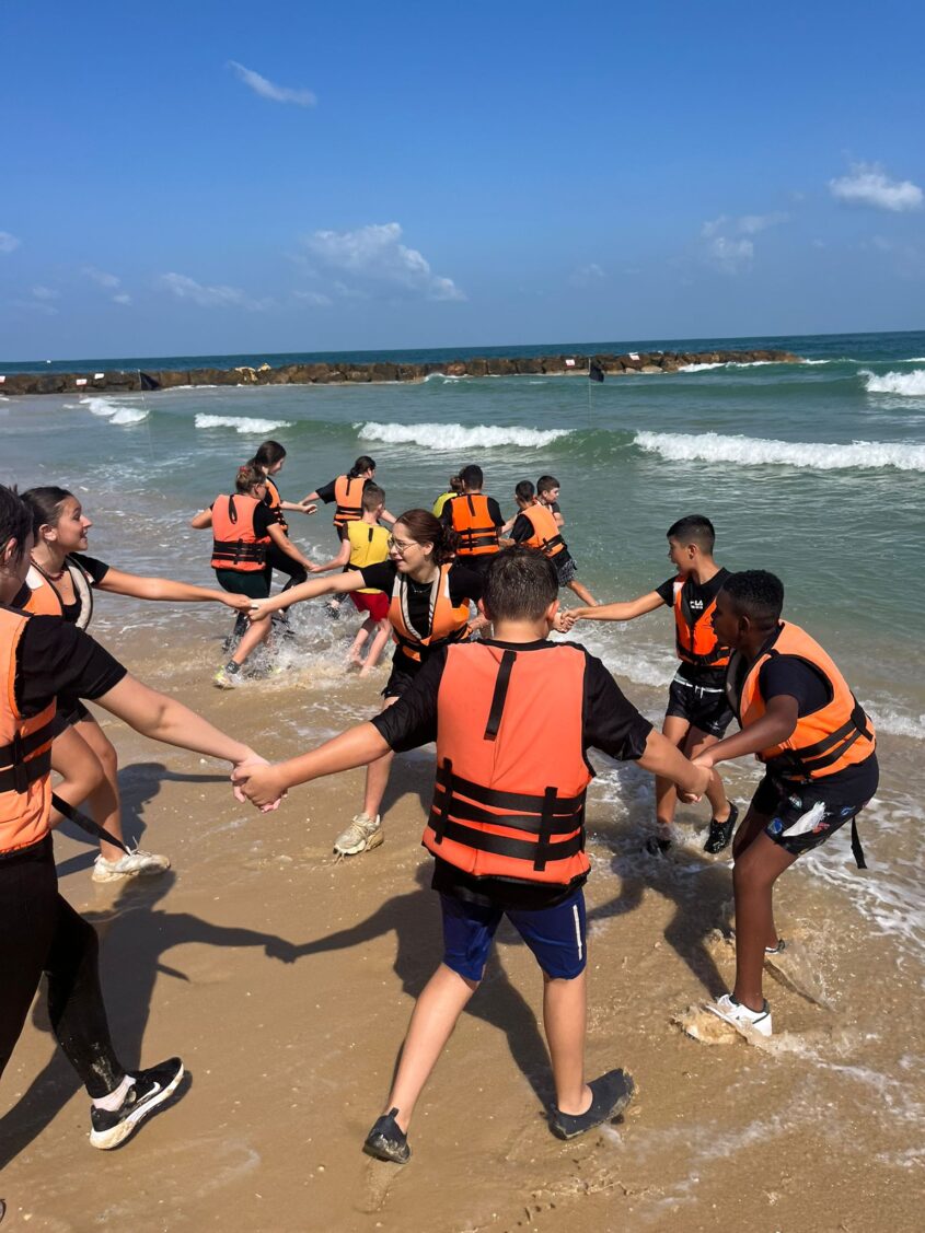 לומדים בים. צילום: לילך שוקר