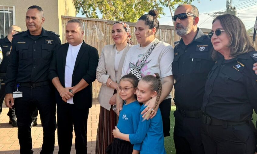 מלווים את משפחת פיבנב. צילום: דוברות עיריית אשקלון