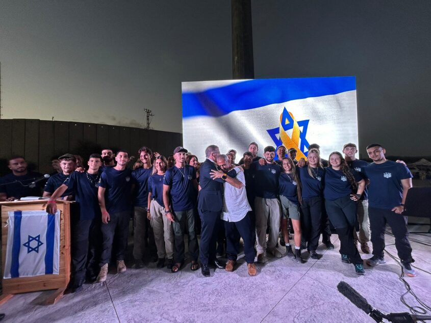 חניכי המכינה עם אלון קרן ושר החינוך שרים התקווה בכנס