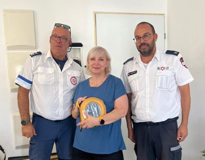 זלטה והפרמדיקים שהצילו את חייה. צילום: דוברות מד"א