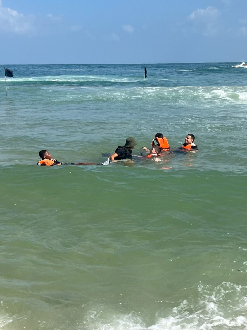 לומדים בים. צילום: לילך שוקר