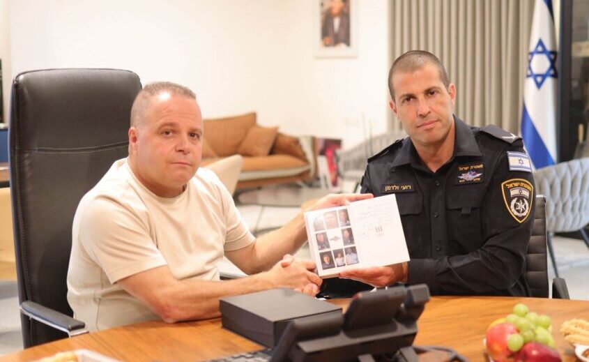 ניצב משנה רועי ולדמן ותומר גלאם. צילום: אלדד עובדיה