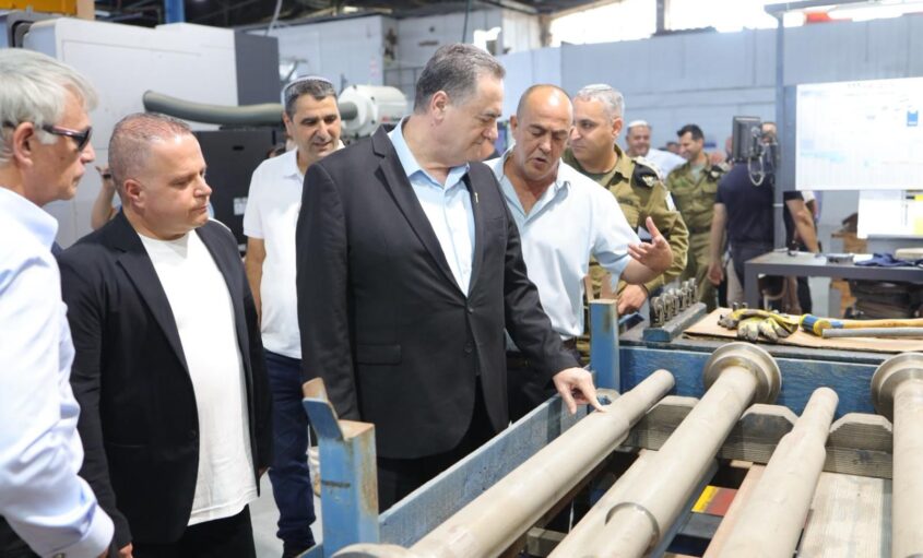 השר ישראל כ"ץ ורה"ע במפעל עשות. צילום: אלדד עובדיה